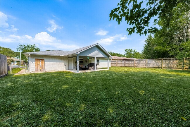 Building Photo - 16614 Forest Bend Ave