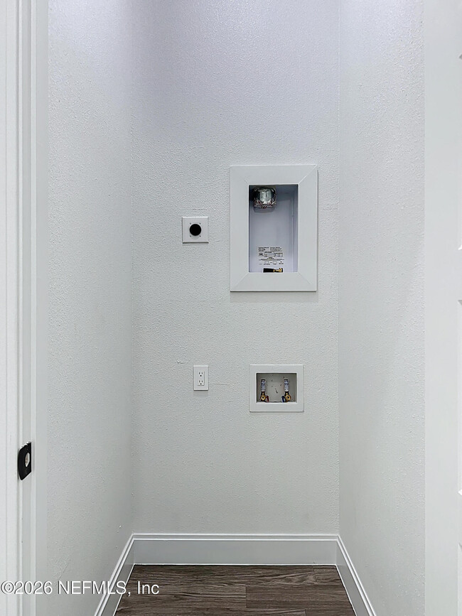 Building Photo - 2121 Broadwater Dr