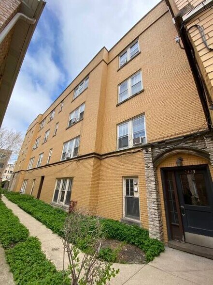 Building Photo - 2421 Lunt W Ave