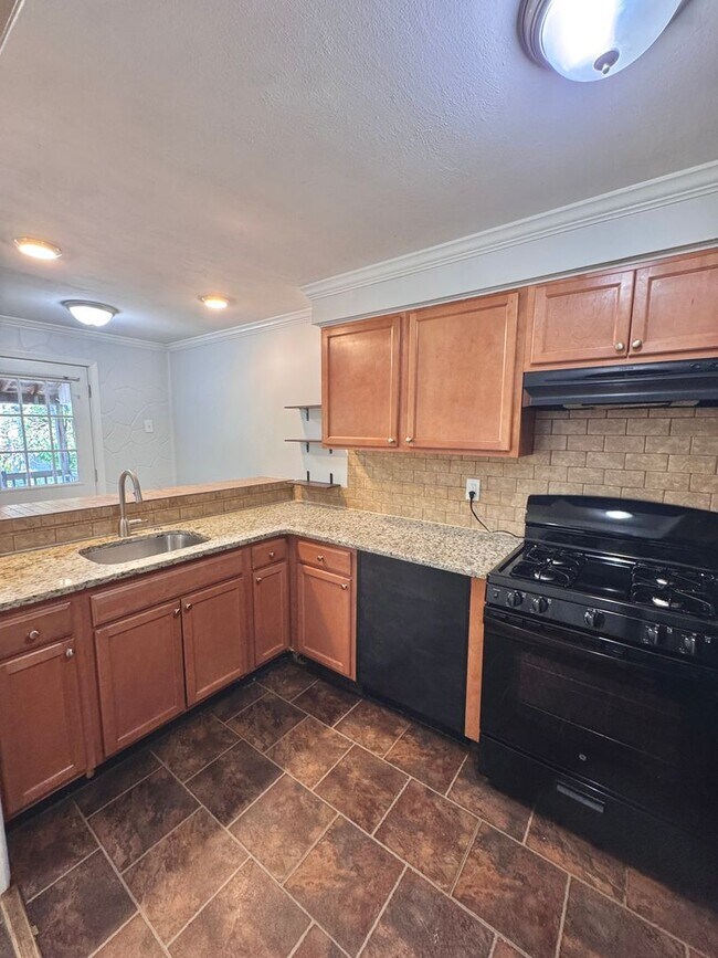 Building Photo - SUPER CLEAN THREE BEDROOM TOWNHOME