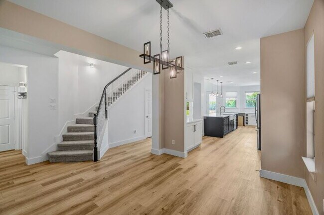 Building Photo - "Stunning 4-Bedroom, 2.5 Bath Oasis with P...