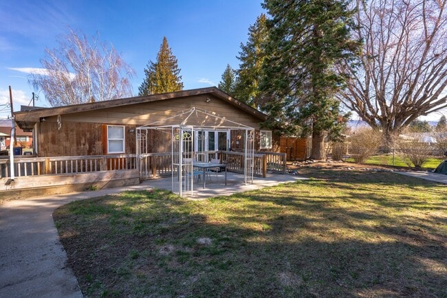 Building Photo - 6 Bed 3 Bath Accessible Rambler