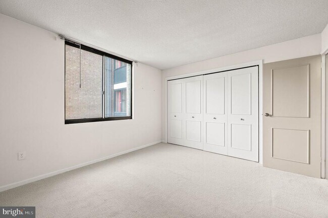 Building Photo - 801 Yale Ave