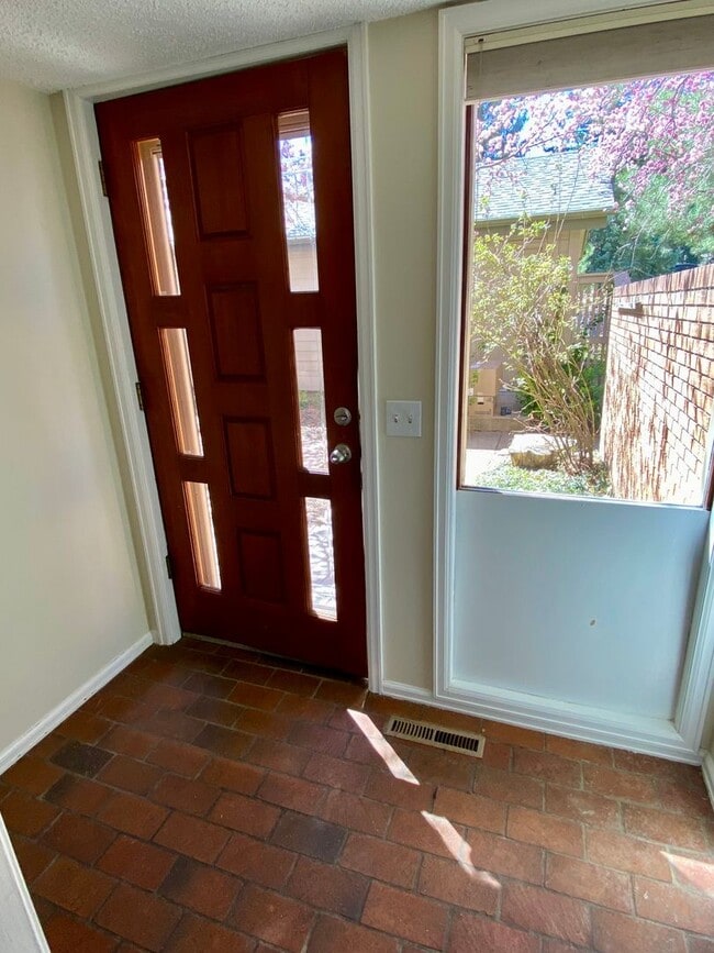 Building Photo - Sunlight and Stylish 3 Bedroom Townhouse by Wonderland Lake