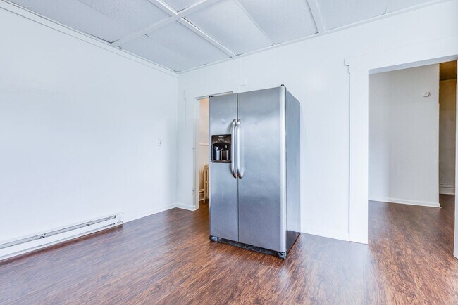 Building Photo - AVAILABLE July 2026 - Huge 5 Bedroom, 2 Bath Home in South Side Slopes w/ Garage Attached!