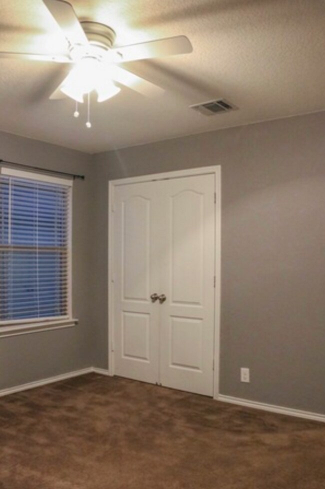 Building Photo - BEAUTIFUL  4 bedroom, 3 FULL bath