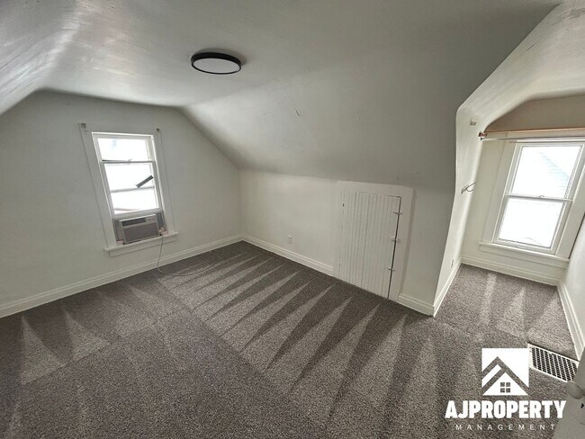 Building Photo - 421 S Prairie Ave