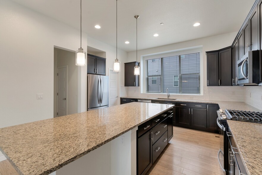 Building Photo - 415 Primrose Ln