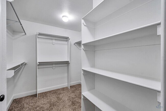 Building Photo - 410 E 97th St