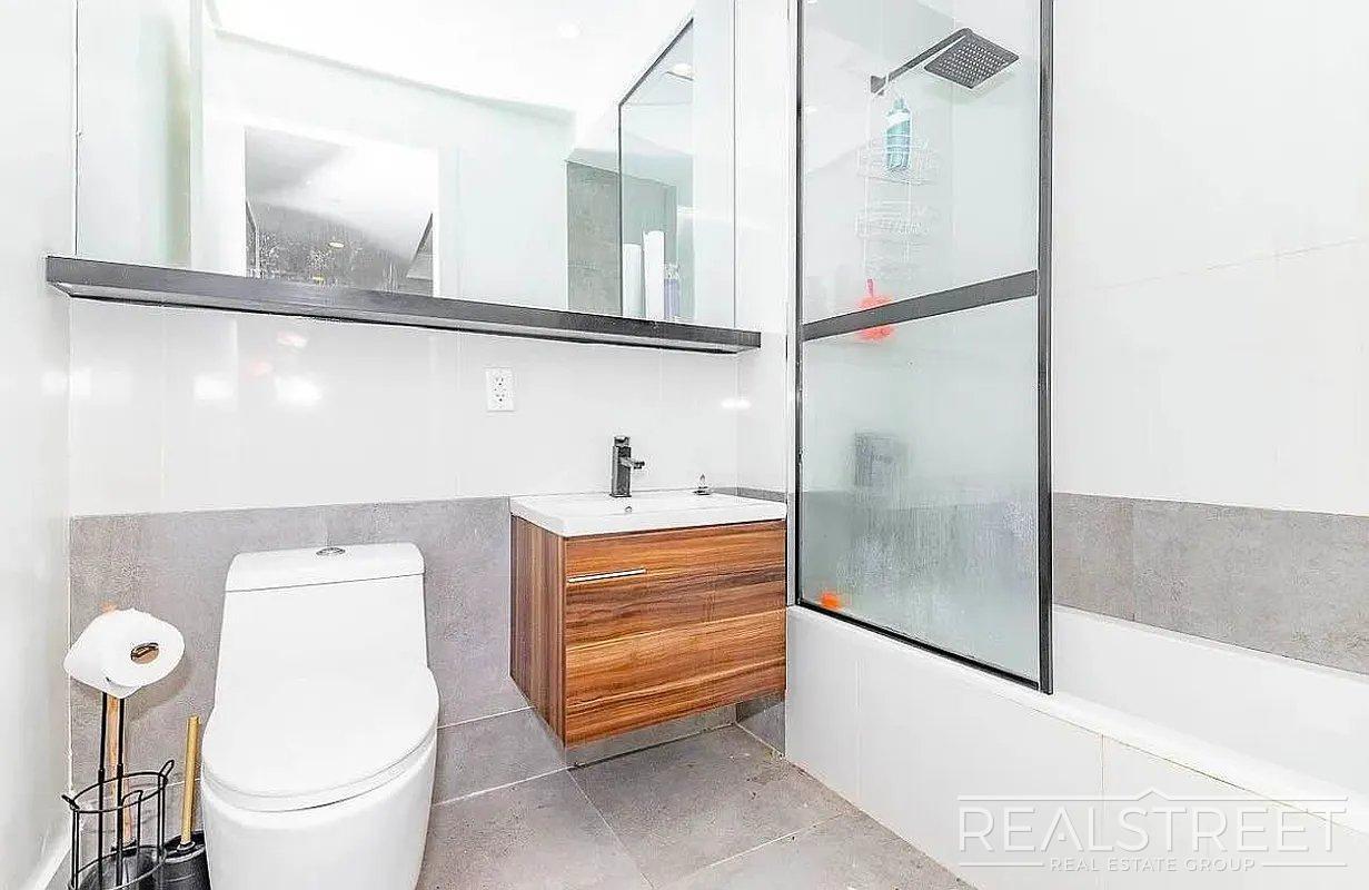 Building Photo - Putnam Avenue