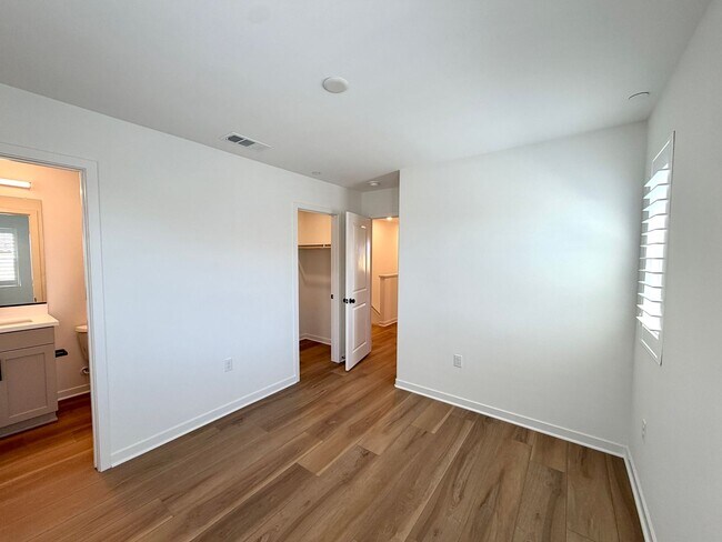Building Photo - Brand-New Luxury Townhome for Lease in Claremont