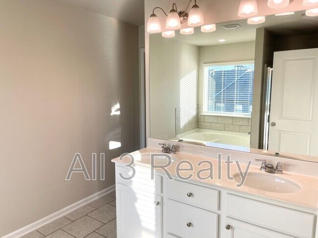 Building Photo - 3502 Lakeview Crk