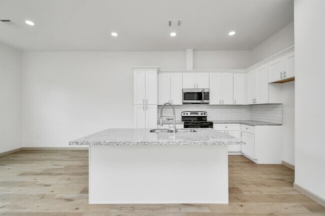 Building Photo - 2119 Esther Dr