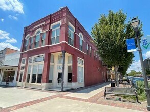 Building Photo - 203 N Dallas St