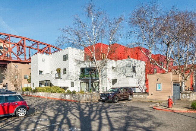 Building Photo - McCormick Pier - 1 bed/1 bath w/new paint/balcony/parking/pool/hot tub/bbq pit