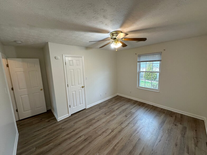 Building Photo - 7643 Cotton Patch Rd