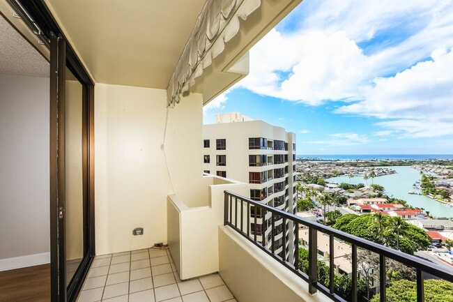 Building Photo - Naniwa Gardens - 1 bdrm/1 bath/1 covered p...