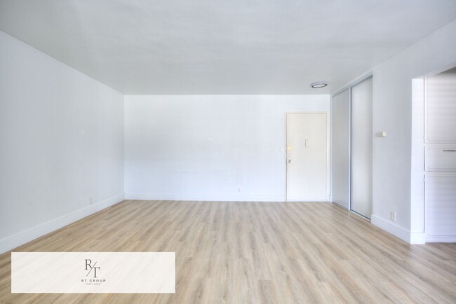 Building Photo - Remodeled 1-Bedroom Condo in Prime Hancock...