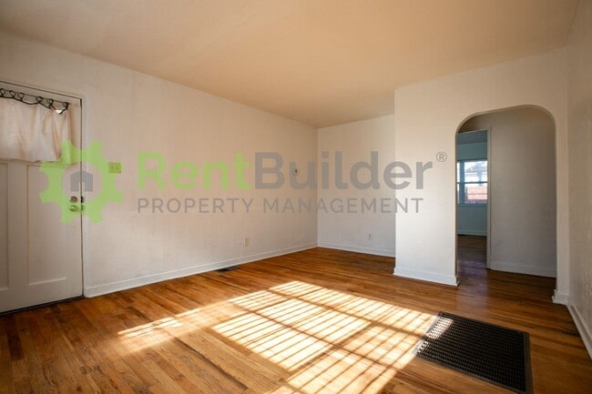 Building Photo - 608 Madison St NE
