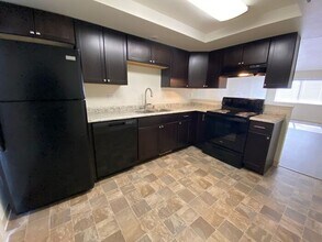 Building Photo - 2 Bedroom Townhouse - Garage/Washer-Dryer ...