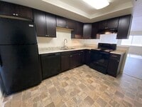 Building Photo - 2 Bedroom Townhouse - Garage/Washer-Dryer ...