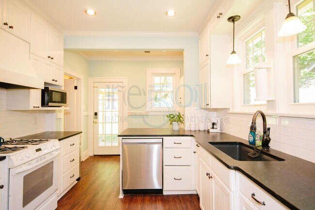 Building Photo - Yellow Bungalow in Hillcrest