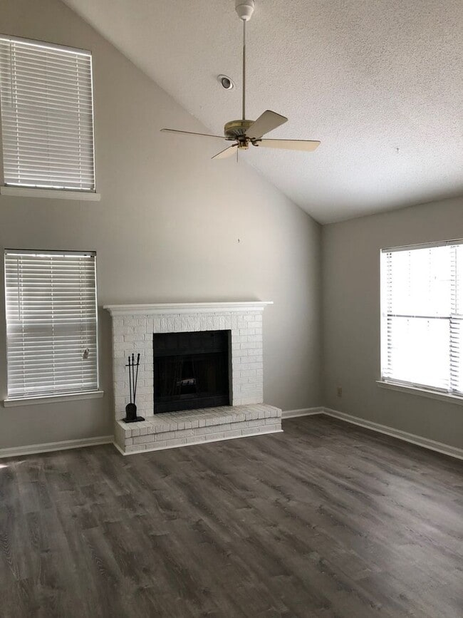 Building Photo - Cute 2 bedroom, 2 bath