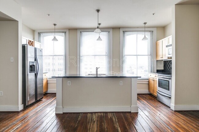 Building Photo - 1321 1/2 E Main St