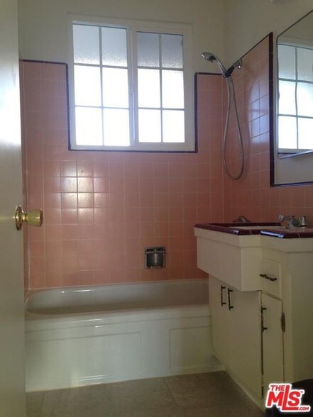 Building Photo - 3042 Rowena Ave
