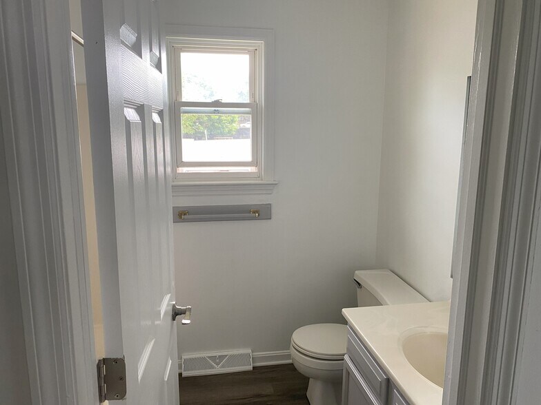 Primary Bathroom - 741D Union St