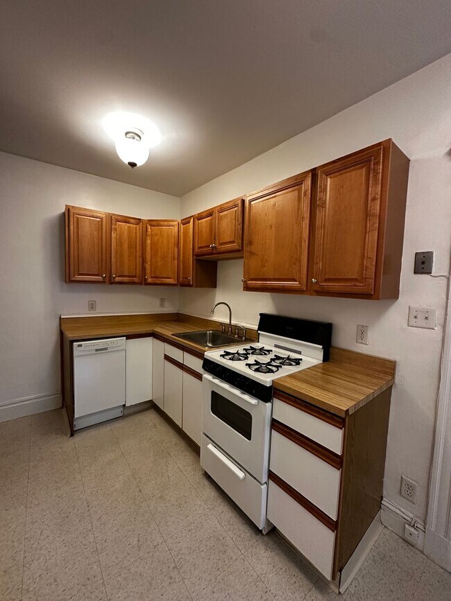Building Photo - Charming 1-Bedroom Apartment Near Harvard ...