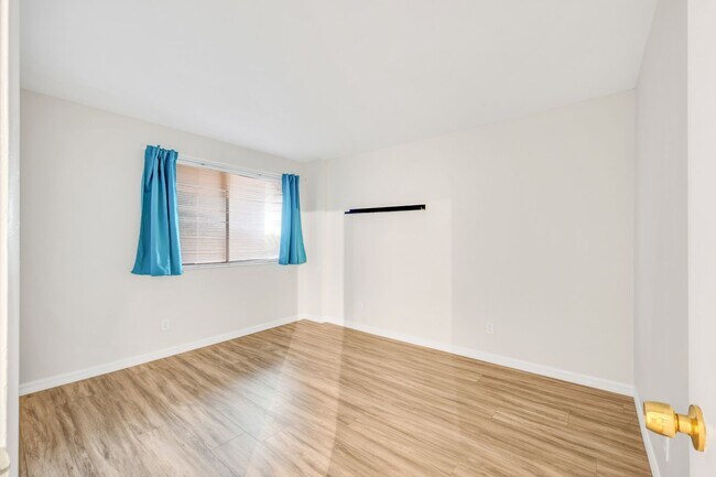 Building Photo - Updated 2-Bedroom Condo Near the Riverwalk