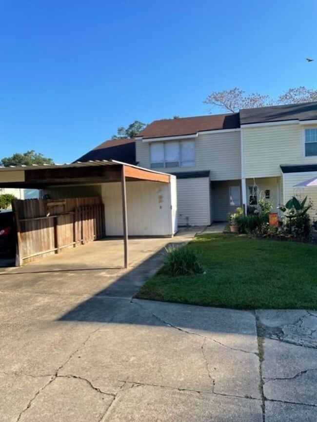 Building Photo - 2 bedroom 1 1/2 bath condominium