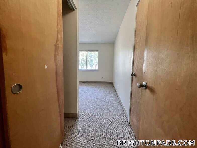 Building Photo - 150 N Beacon St