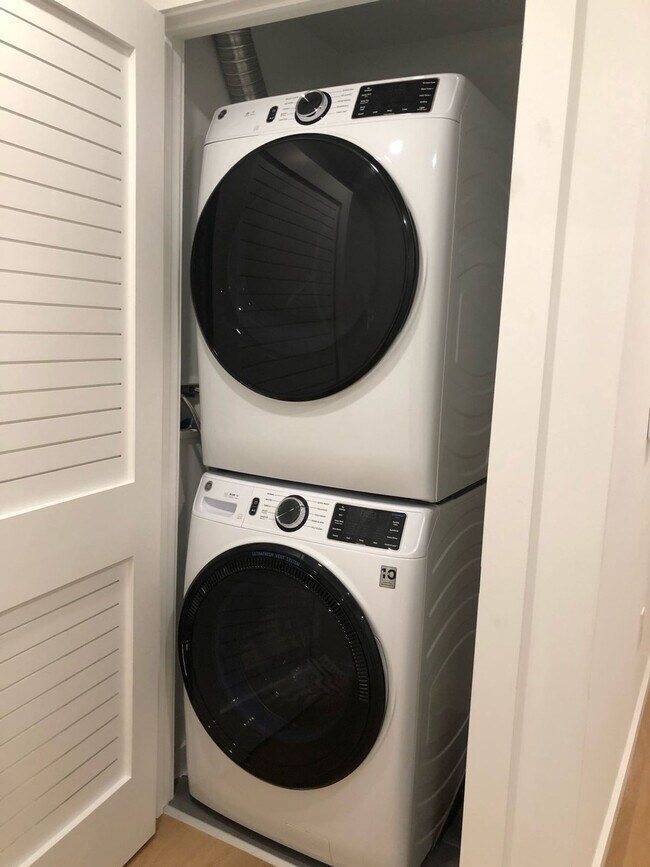 Building Photo - 1b Marshall Dr