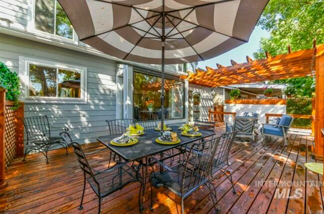 Building Photo - Gorgeous Updated Home in the Heart of Eagle Hills