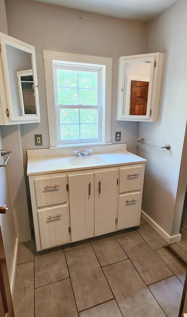 Building Photo - 226 N High Bridge Rd