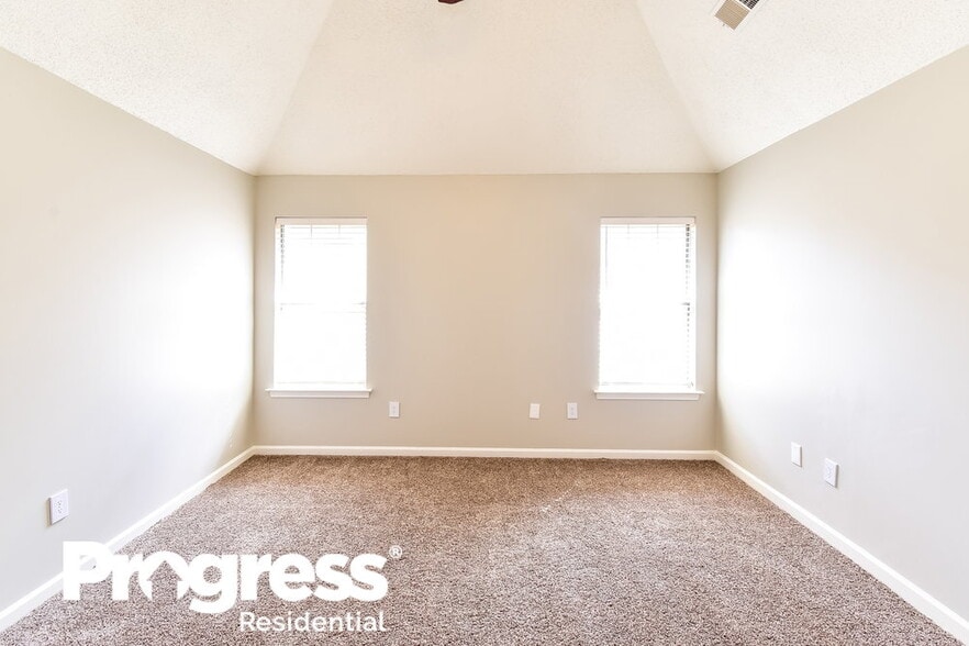 Building Photo - 1261 Thames Dr