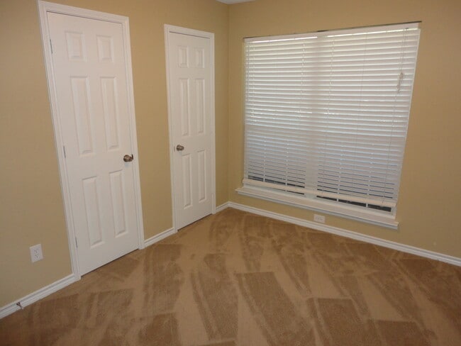 Building Photo - 3125 Cactus Dr