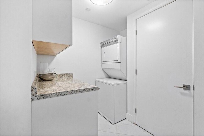 Building Photo - 2640 Lake Shore Dr