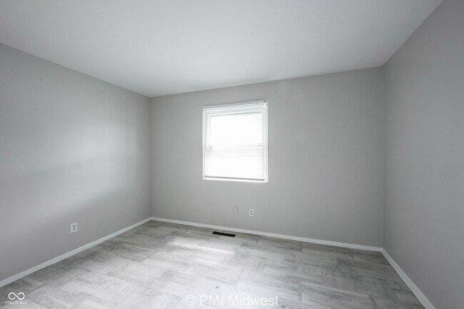 Building Photo - 5820 Grandview Dr