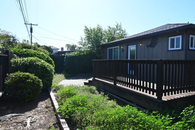 Building Photo - 2620 Fernandez Dr