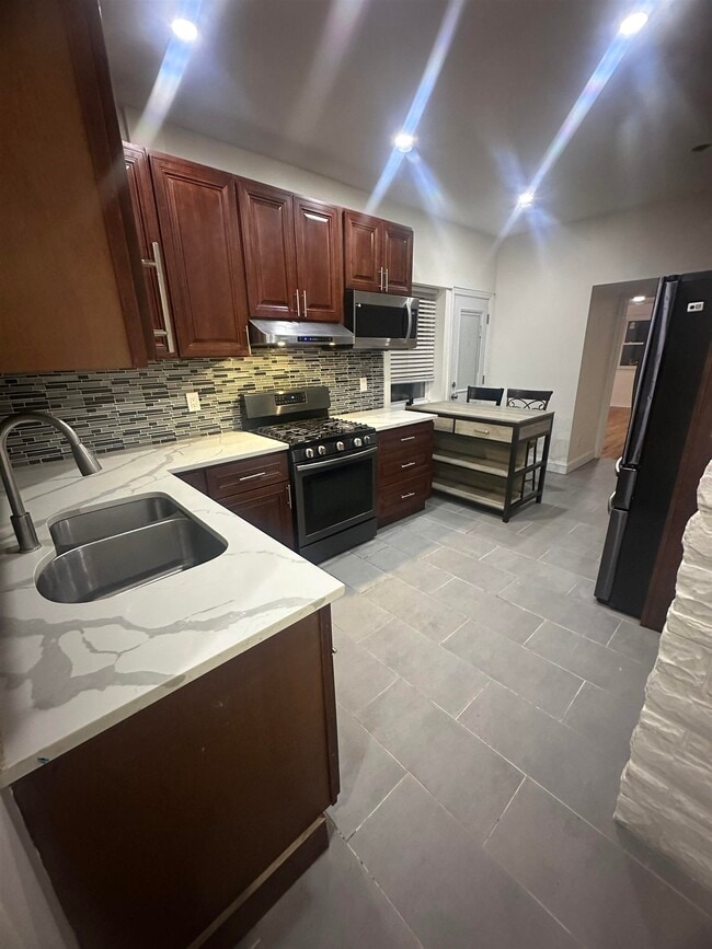 Building Photo - 192 Fairview Ave