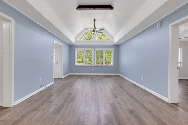 Building Photo - Spacious 5BR House on 2 acres in Chapin!