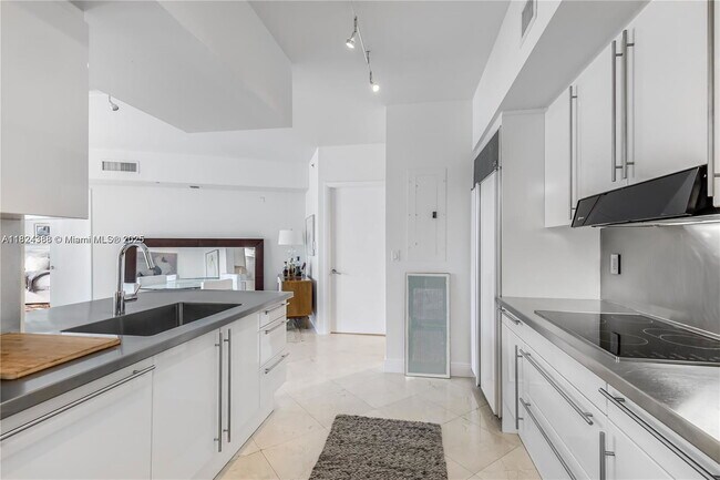 Building Photo - 1000 South Pointe Dr