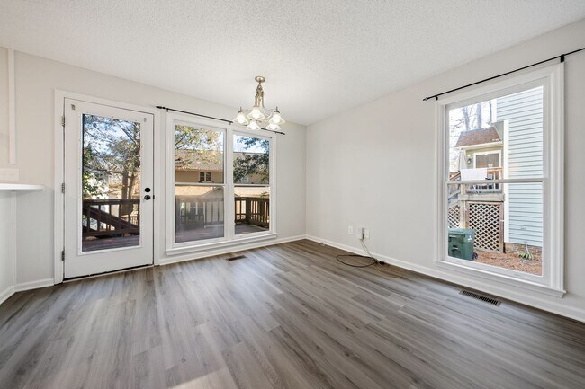 Building Photo - Beautiful Renovated Townhouse in Popular Raleigh Golf Course Community!