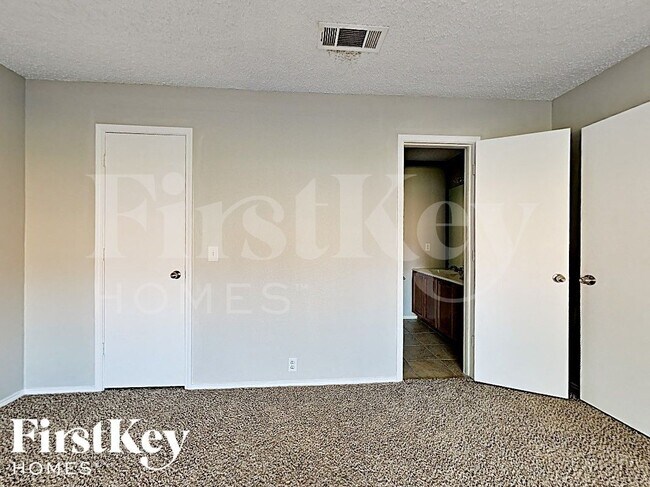 Building Photo - 1600 Shady Shores Dr