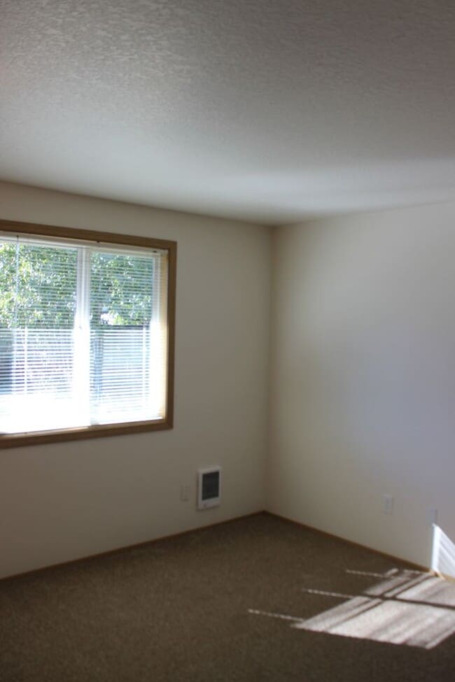 Building Photo - Recently updated 4 bedroom and 2 bath home...