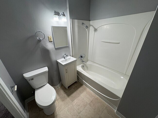 Building Photo - 2800 R St