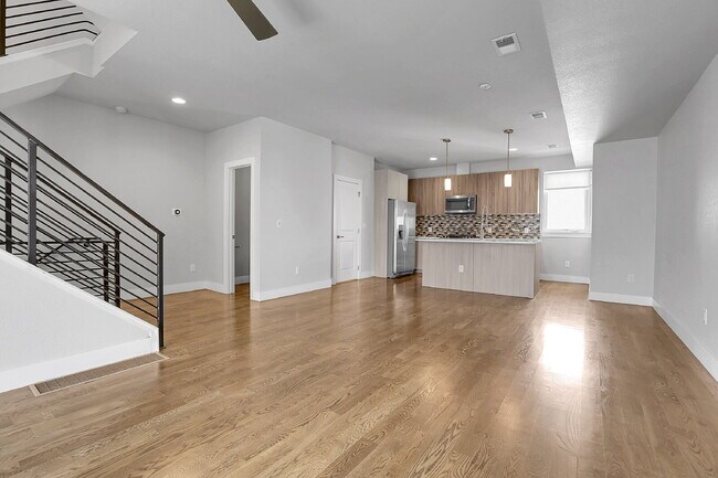 Building Photo - $3,300.00 - 2 Bedroom, 2.5 Bathroom, Rooft...